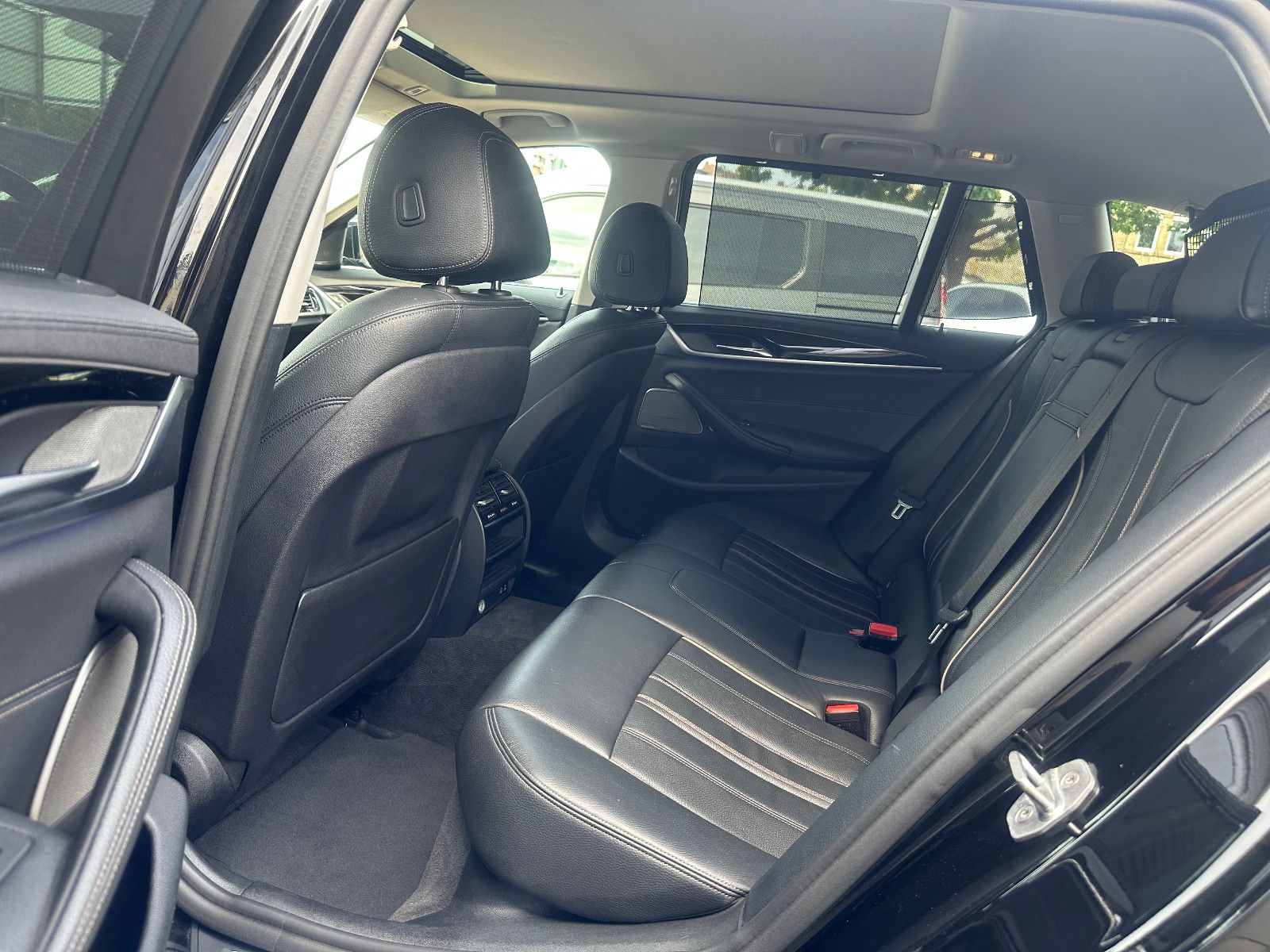 Fahrzeugabbildung BMW 530 d TOURING LUXURY LINE*AHK+PANO+MOD.2020*