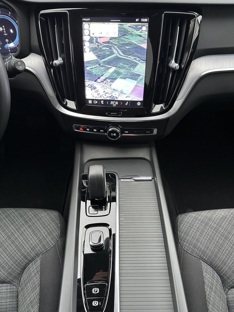 Fahrzeugabbildung Volvo V60 B4 D Core NAV+LED+KAM+AHK+VCOCKPIT+17ZO+1HD