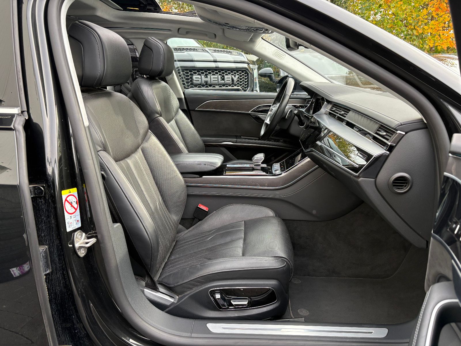 Fahrzeugabbildung Audi A8 60 TFSI e L quattro/Chauffeur-Paket/Fond-TV/