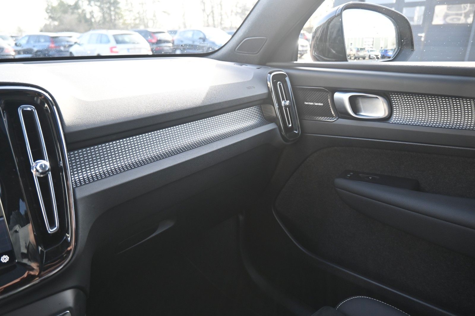 Fahrzeugabbildung Volvo XC40 B3 Plus Black Edition *360°*ACC*NAV*LED*PAN