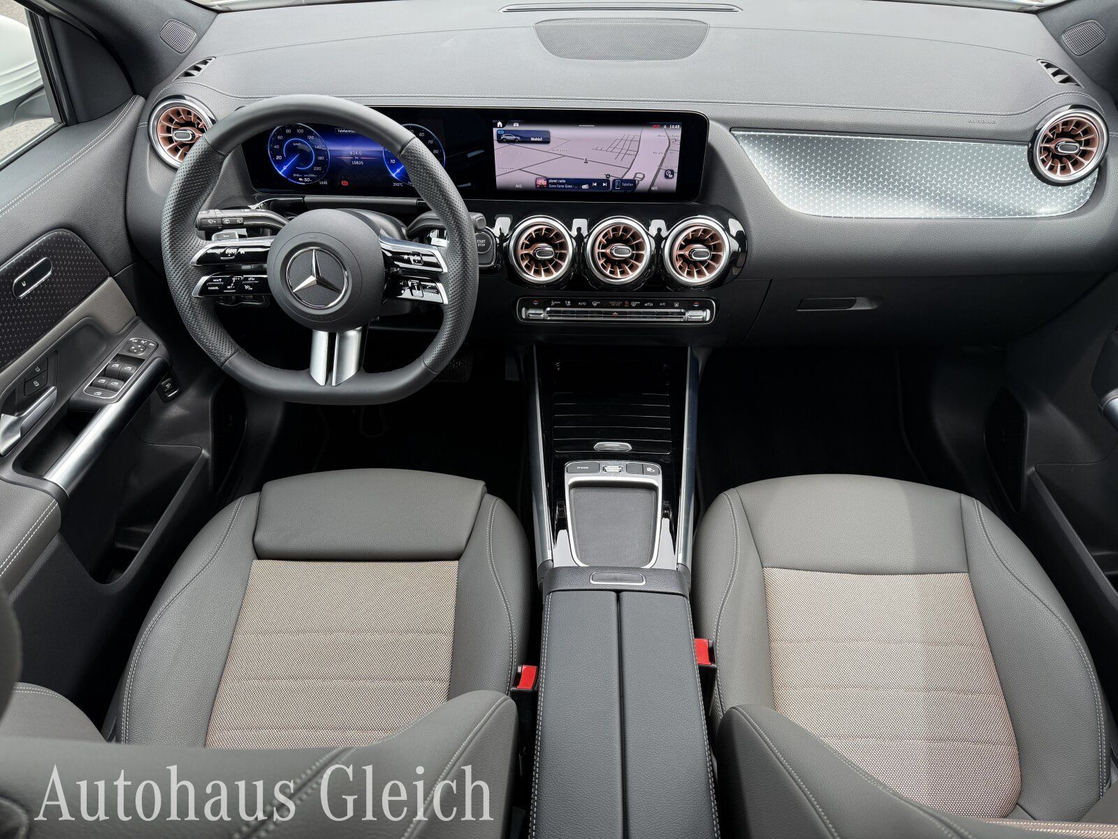 Fahrzeugabbildung Mercedes-Benz EQA 300 Electric Art 4Matic Navi/Distronic/Klima