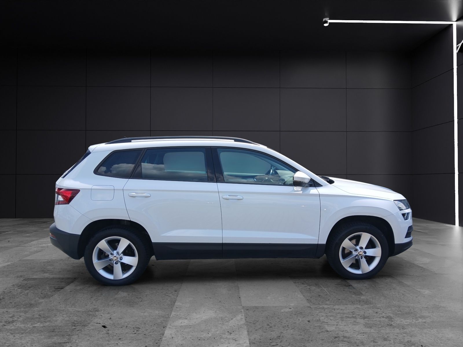 Fahrzeugabbildung SKODA Karoq TSI Ambition  DSG LED Navi GRA PDC SH LM