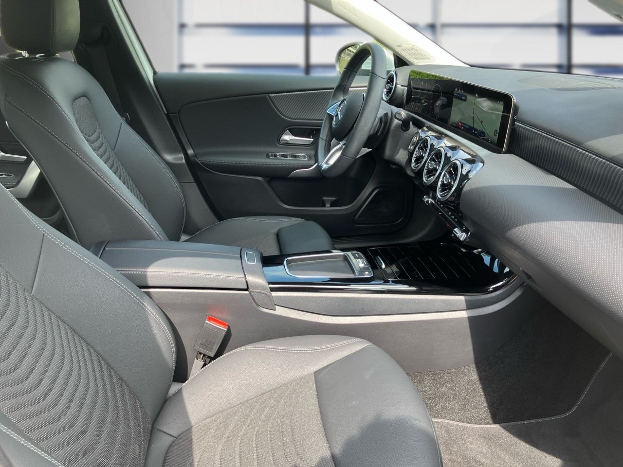 Fahrzeugabbildung Mercedes-Benz A 220 4M ALLRAD+AHK+DISTRONIC+MULTIB+LHZG+360°++