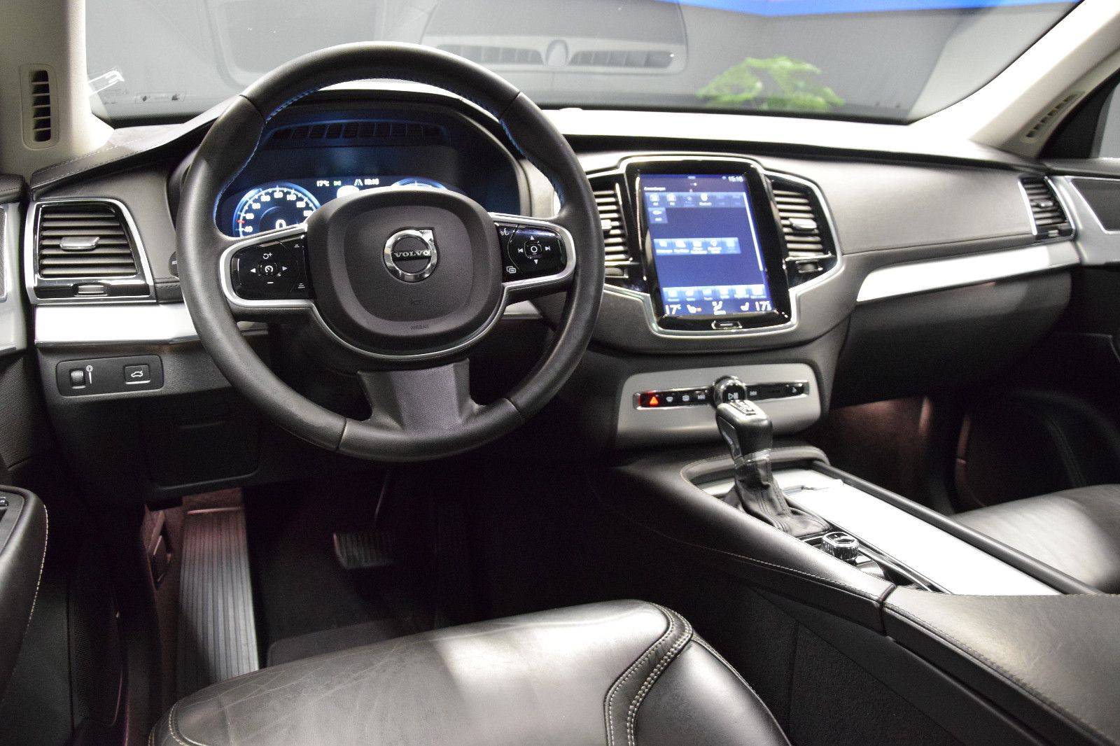 Fahrzeugabbildung Volvo XC 90 Momentum AWD ACC HUD PANO VZE Vollleder