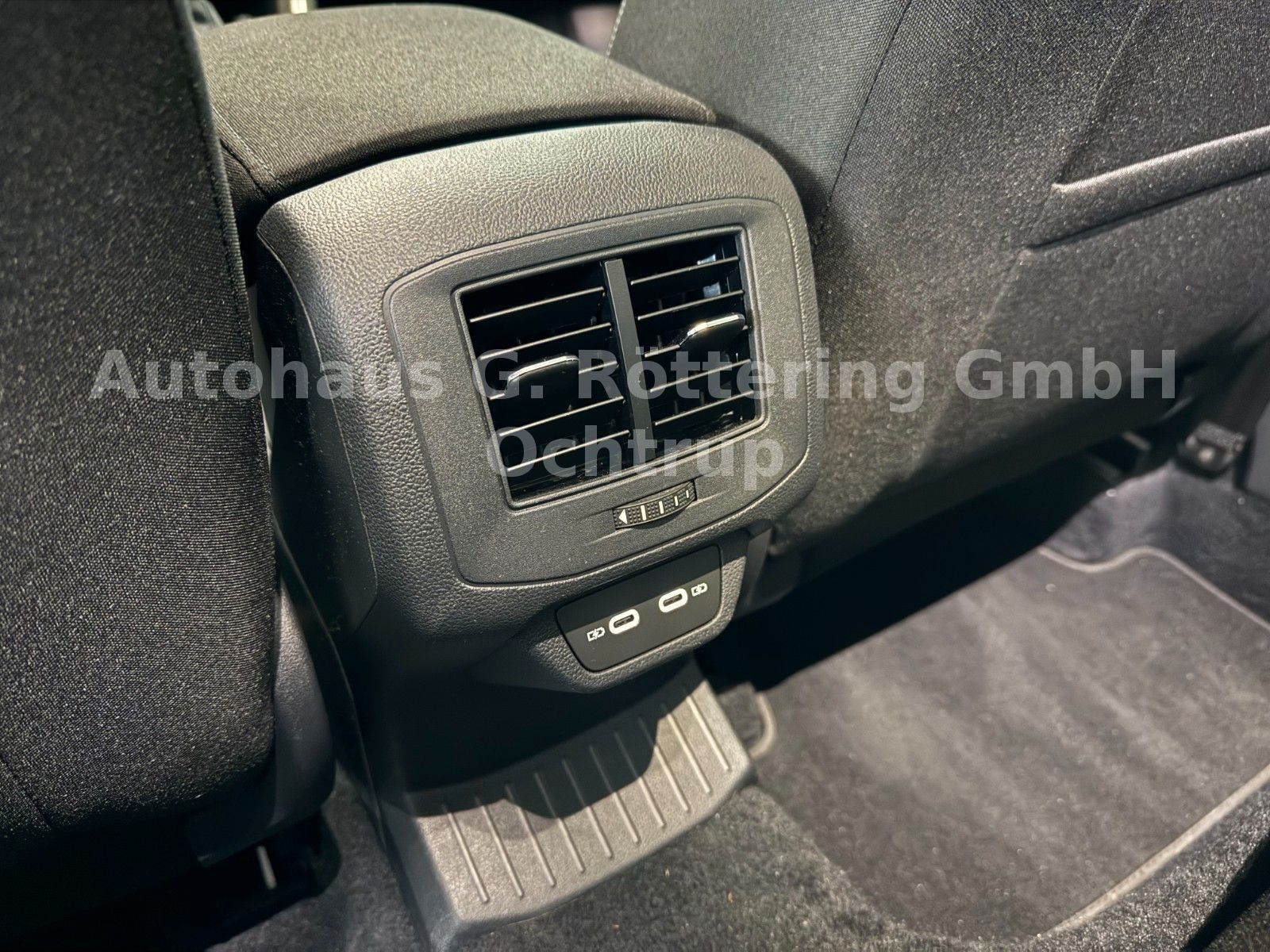 Fahrzeugabbildung Volkswagen T-Roc Move 1.5 TSI DSG LED+NAV+PDC+APP+SHZ+KAM