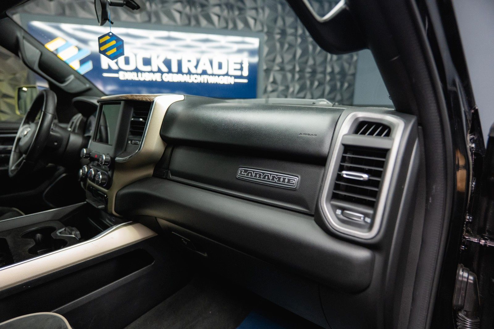 Fahrzeugabbildung Dodge RAM 3.6 V6 4x4 OFFROAD LARAMIE BLACK EDITION LED