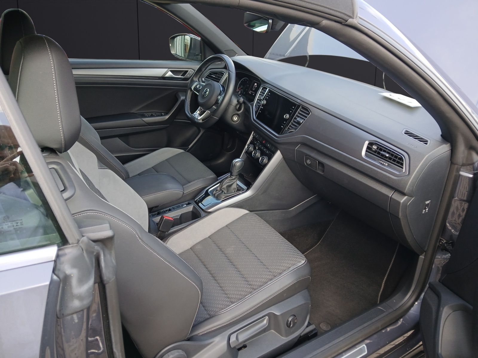 Fahrzeugabbildung Volkswagen T-Roc Cabriolet TSI R-line DSG LED AHK Navi ACC