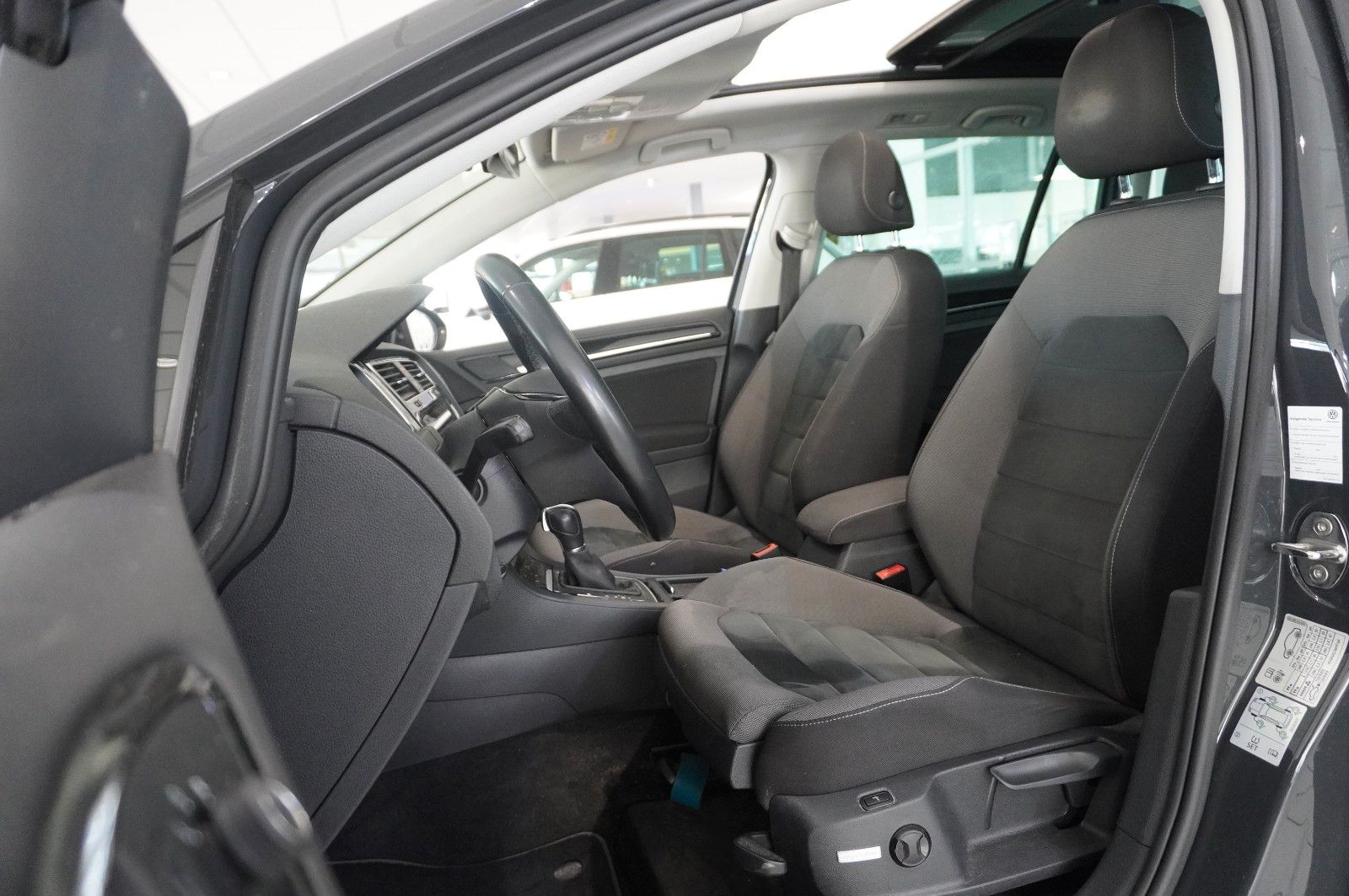 Fahrzeugabbildung Volkswagen Golf VII Vari. 1.5 TSI HIGHLINE DSG NAVI/LED/AHK