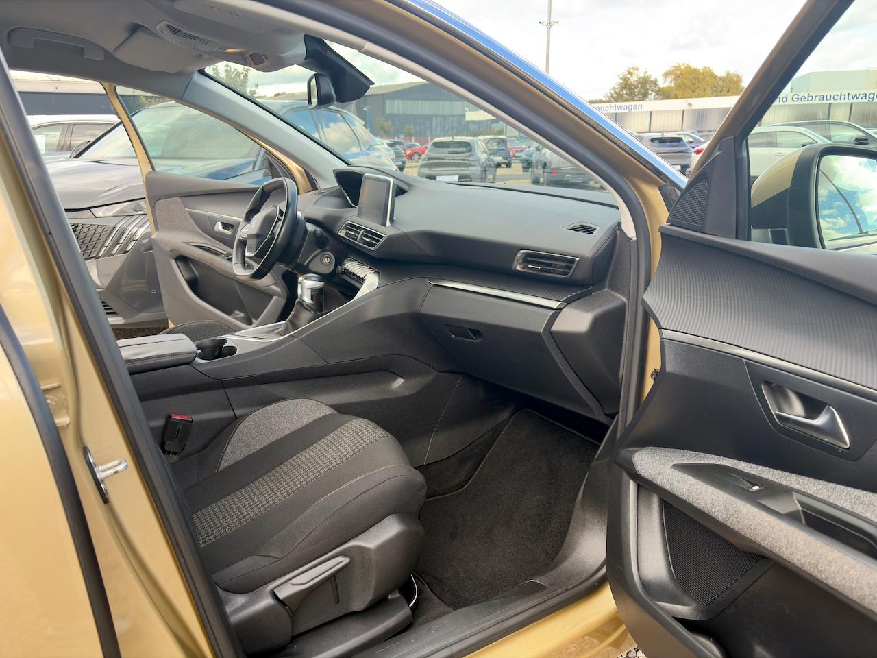 Peugeot 3008 1.2 12V e-THP / Allwetter Reifen