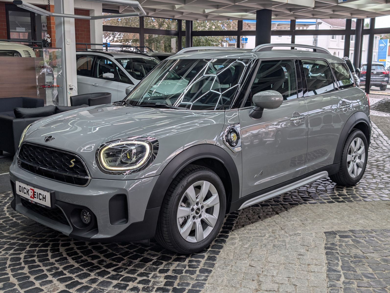 Fahrzeugabbildung MINI Countryman SE (Cooper) Essential Trim All4 94%So