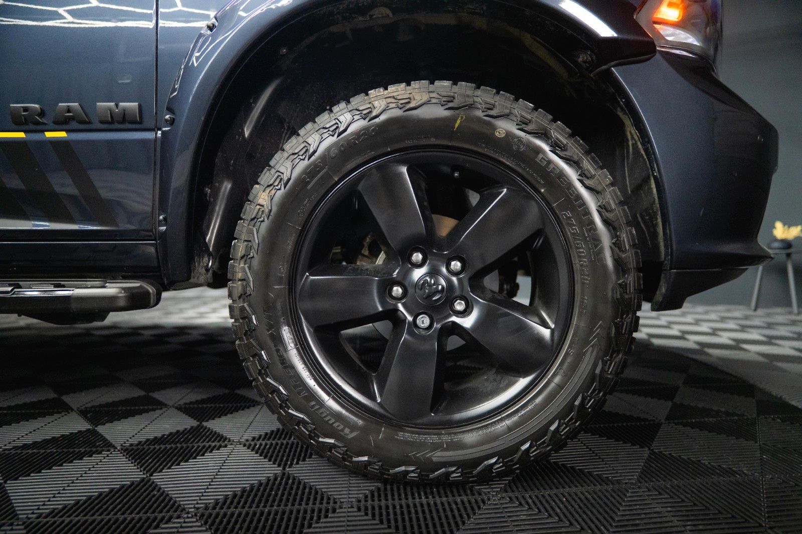 Fahrzeugabbildung Dodge RAM 5.7 V8 HEMI 4x4 OFFROAD Night-Paket *LED*AHK