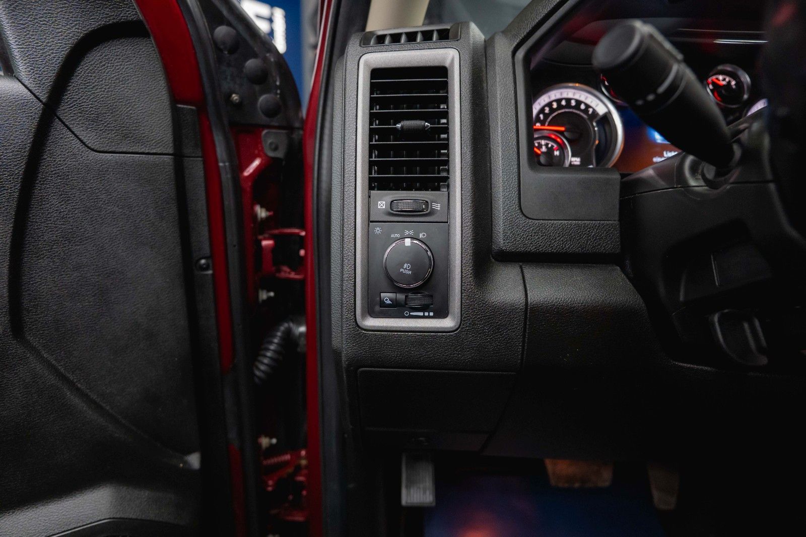 Fahrzeugabbildung Dodge RAM 5.7 V8 HEMI 4x4 OFFROAD Night-Paket *LED*AHK