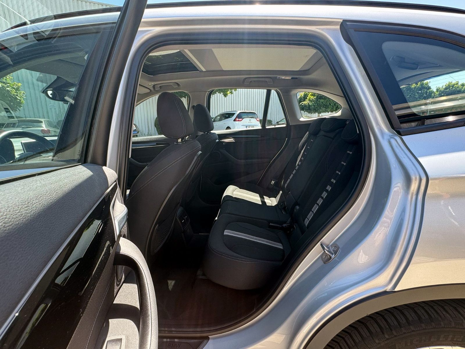 Fahrzeugabbildung BMW X1 xDrive 20i Sport-Line Temp. HUD PANO KAM PDC
