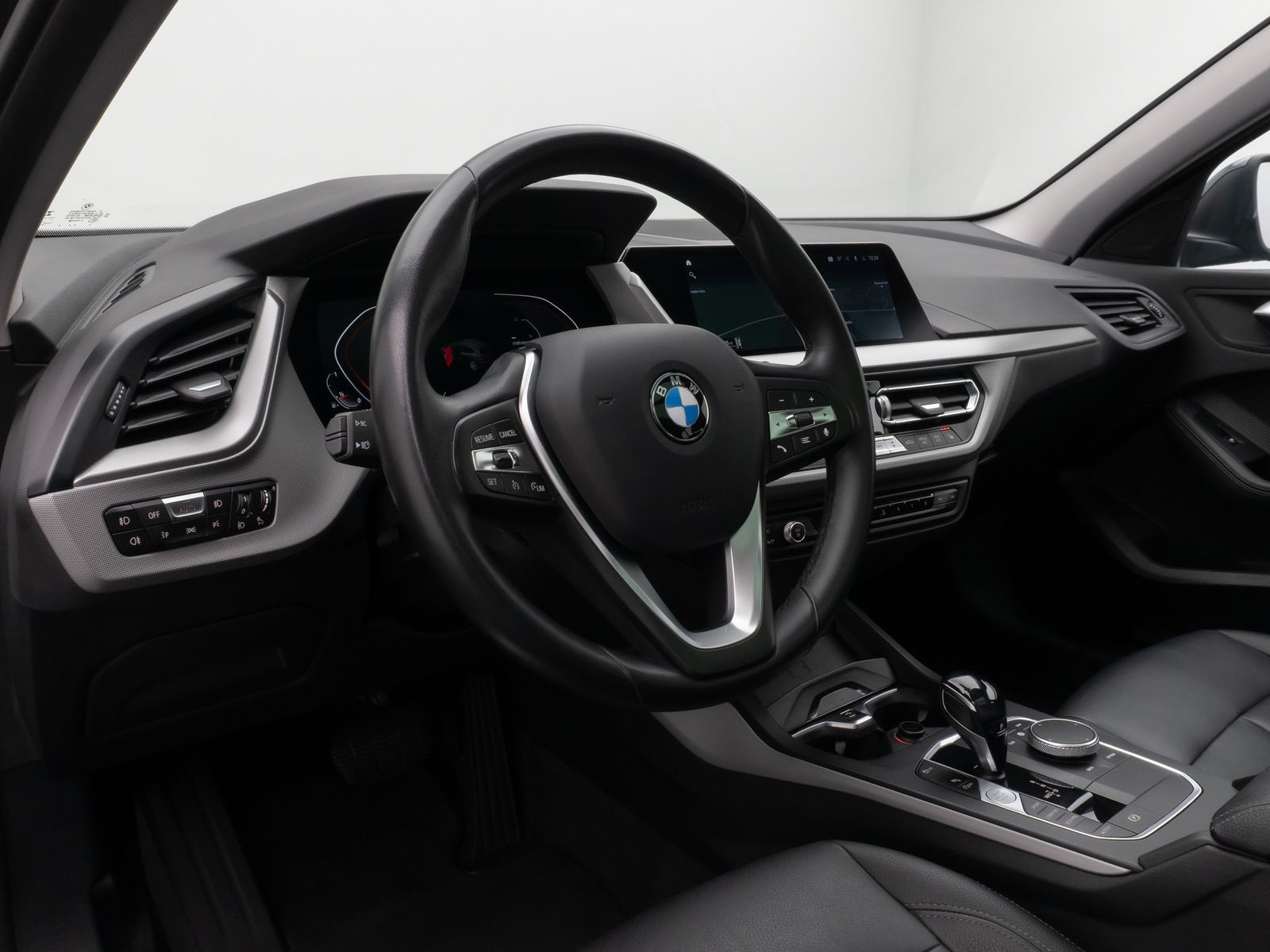 Fahrzeugabbildung BMW 118i Panorama HUD DAB HiFi WLAN PDC LED Alarm