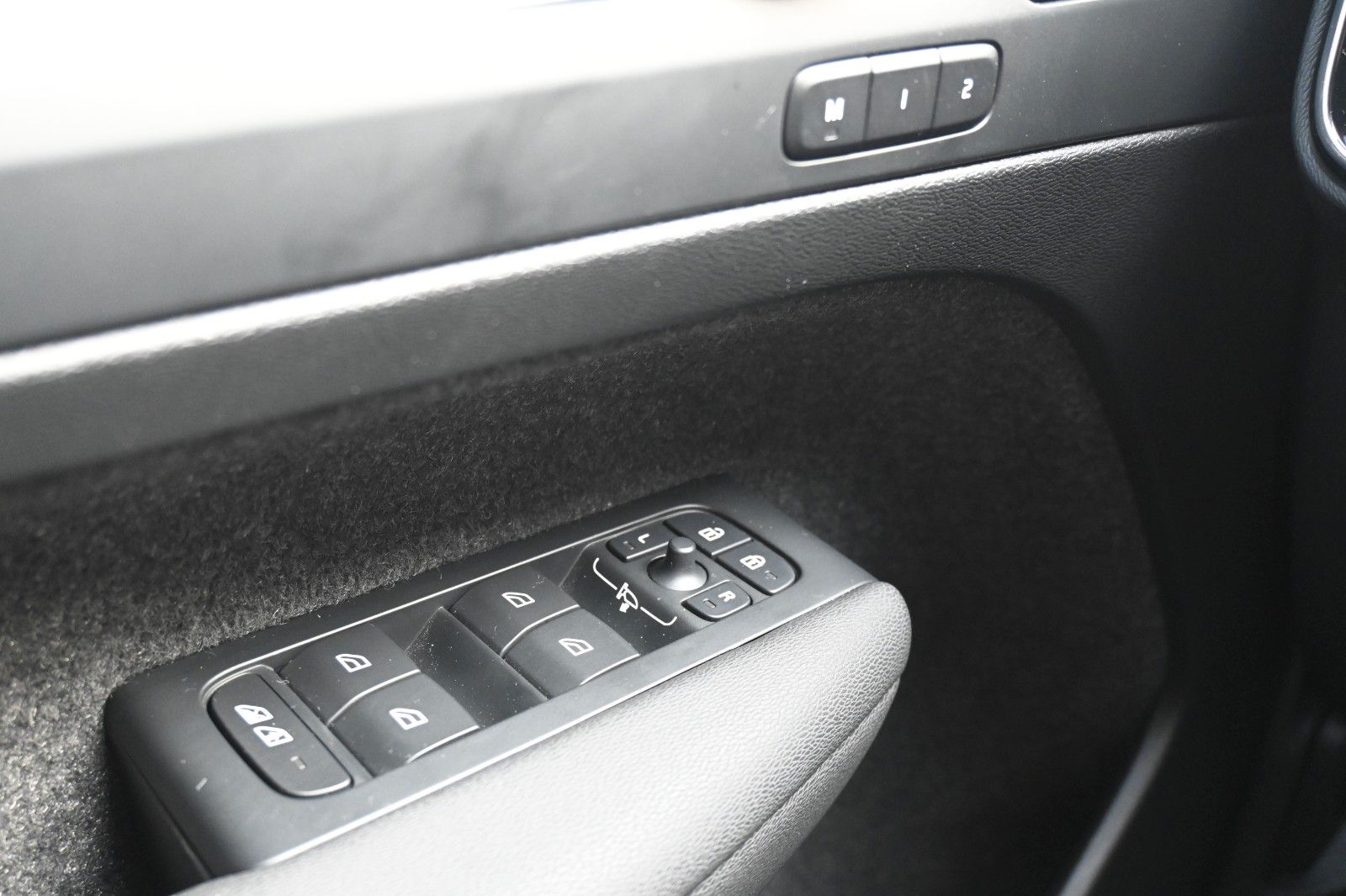 Fahrzeugabbildung Volvo XC40 B3 DKG Plus Black Edition*FSHZG*360*H&K*ACC