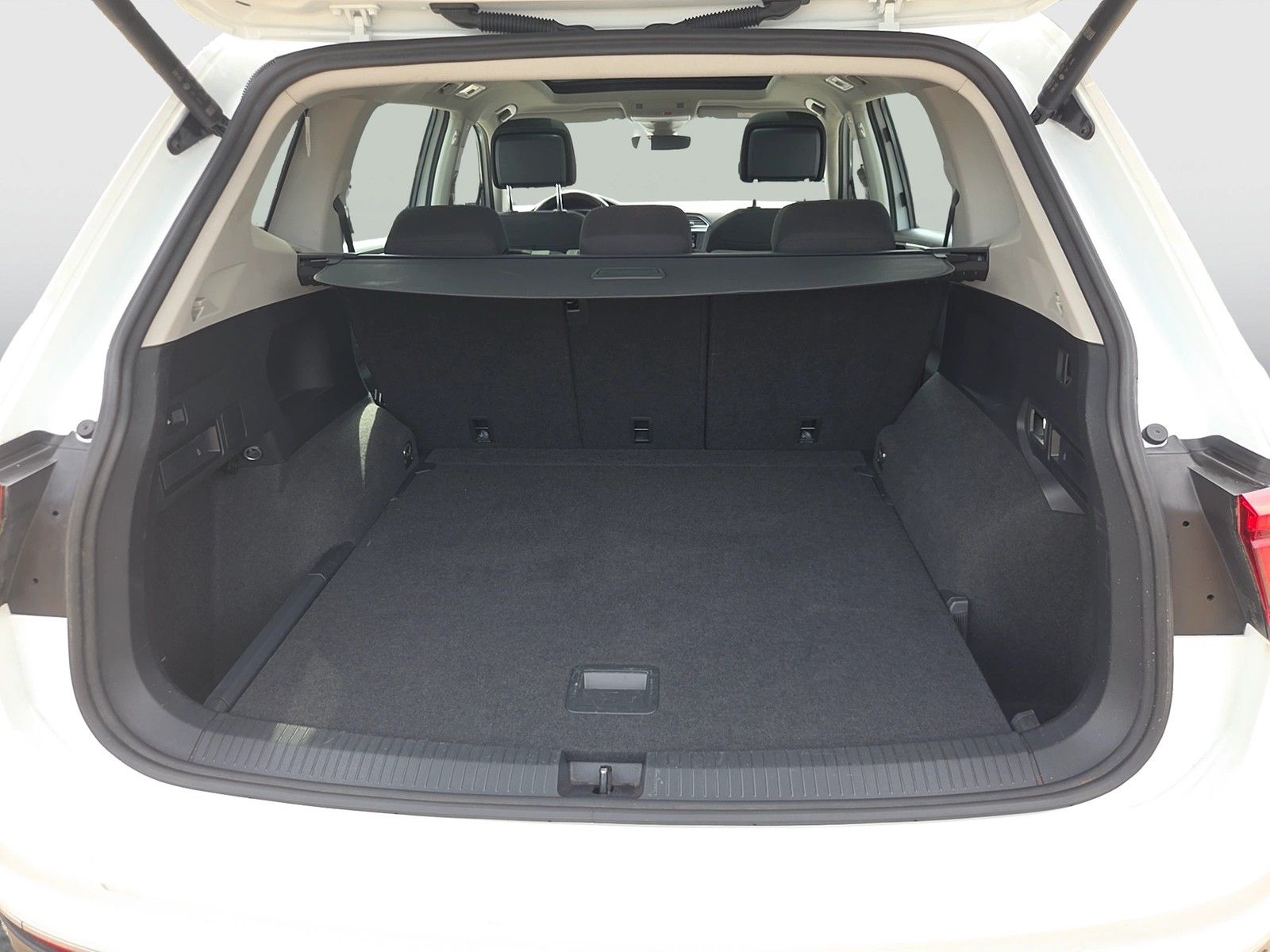 Fahrzeugabbildung Volkswagen Tiguan Allspace TSI Life DSG LED Navi ACC AHK Pa