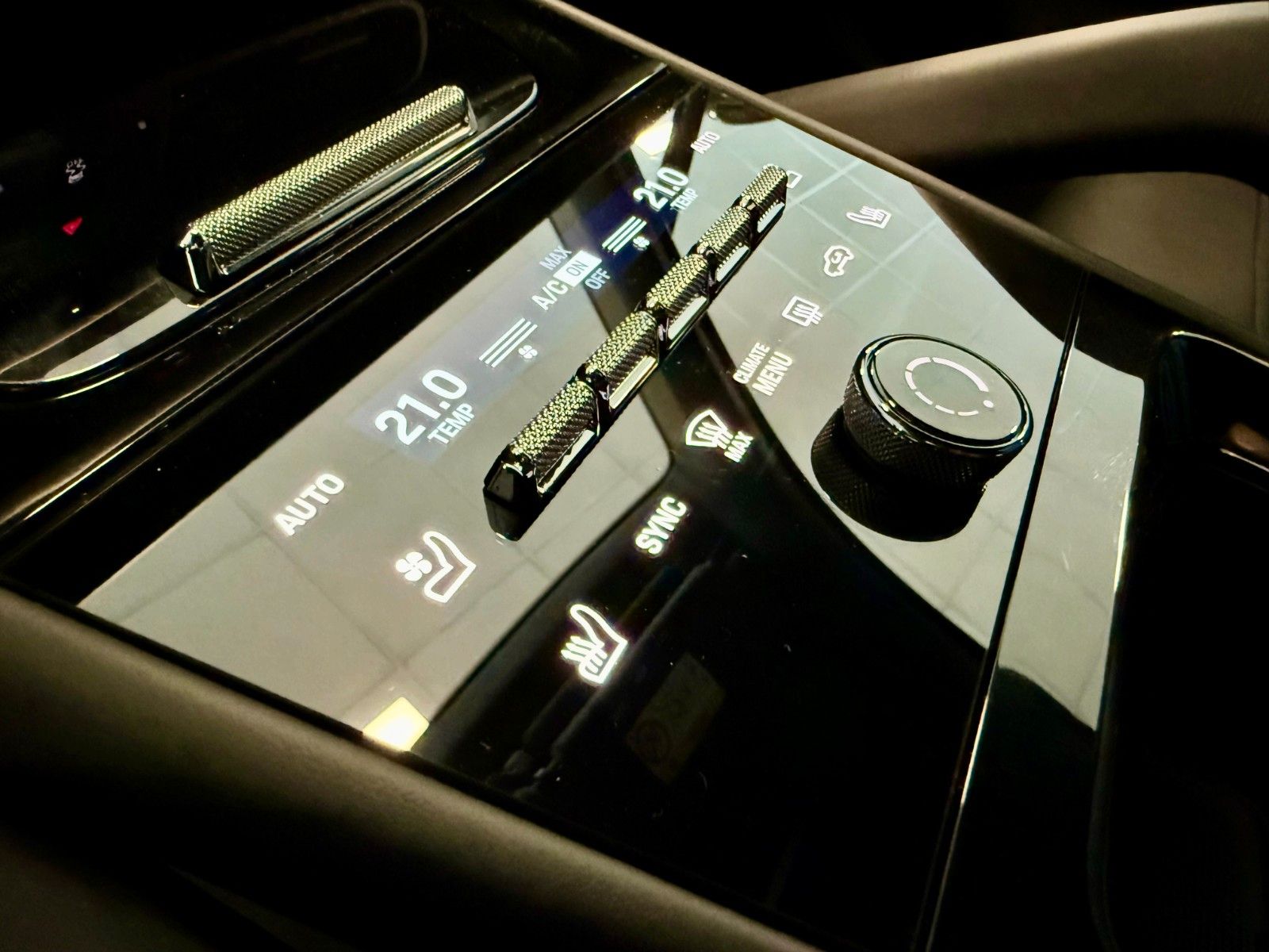 Fahrzeugabbildung Porsche Cayenne GTS SportDesign/Panorama/InnoDrive