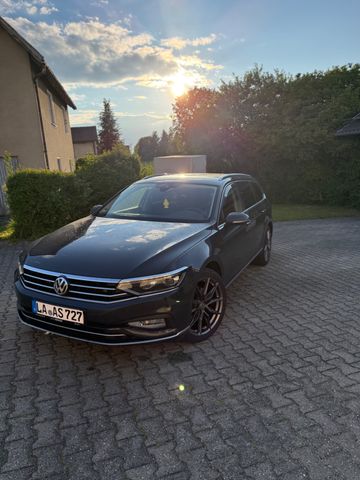 VW Passat 2.0 TDI SCR 140kW DSG Comfortl. Varia...