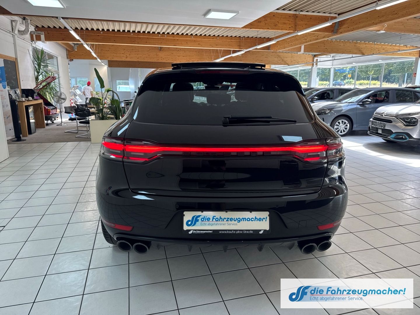 Fahrzeugabbildung Porsche Macan DE-Auto Pano Navi Memory S Soundsy LED Dyn