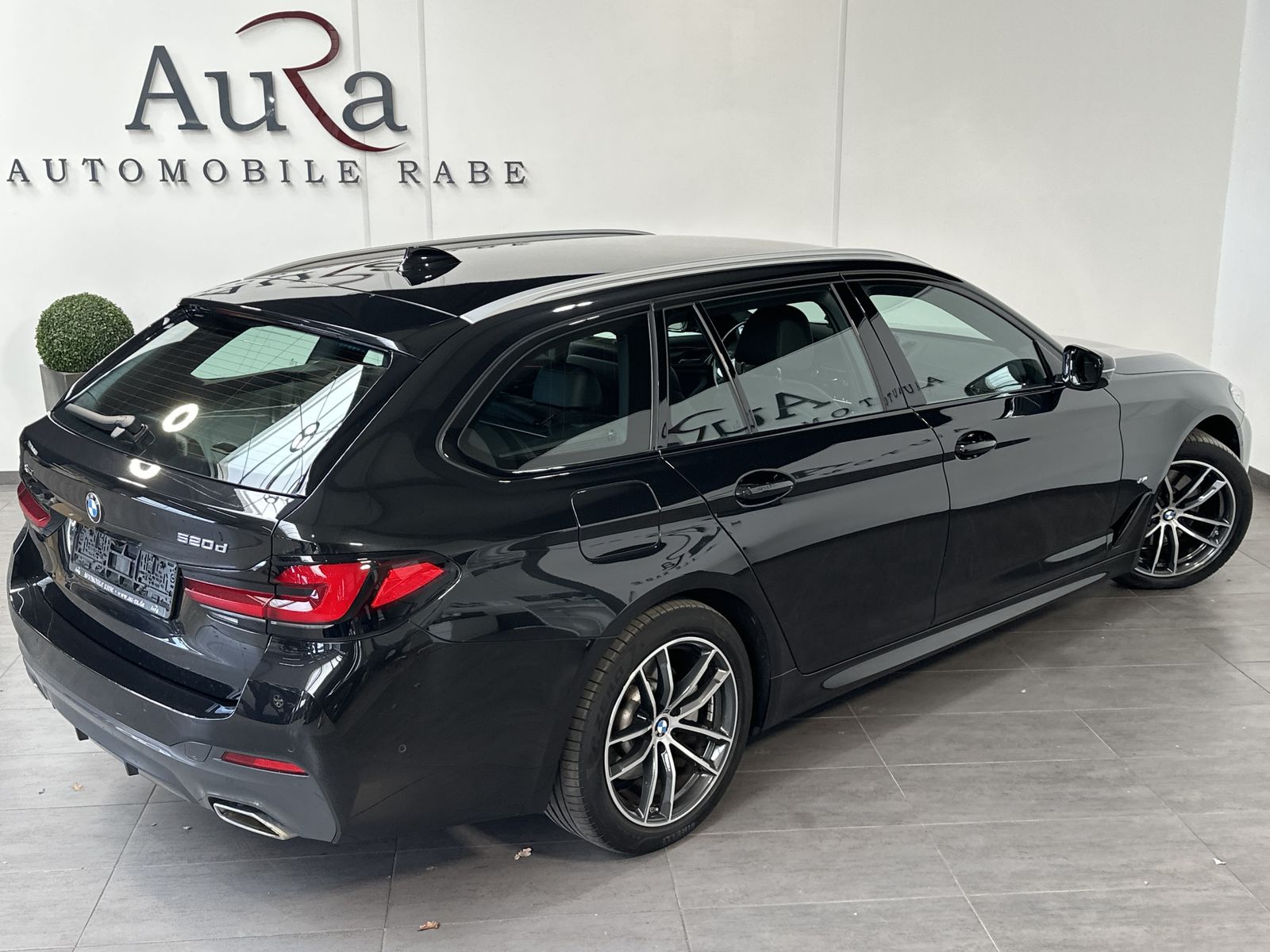 Fahrzeugabbildung BMW 520d Touring xDrive M-Sport NAV+LED+ACC+HIFI+DDC