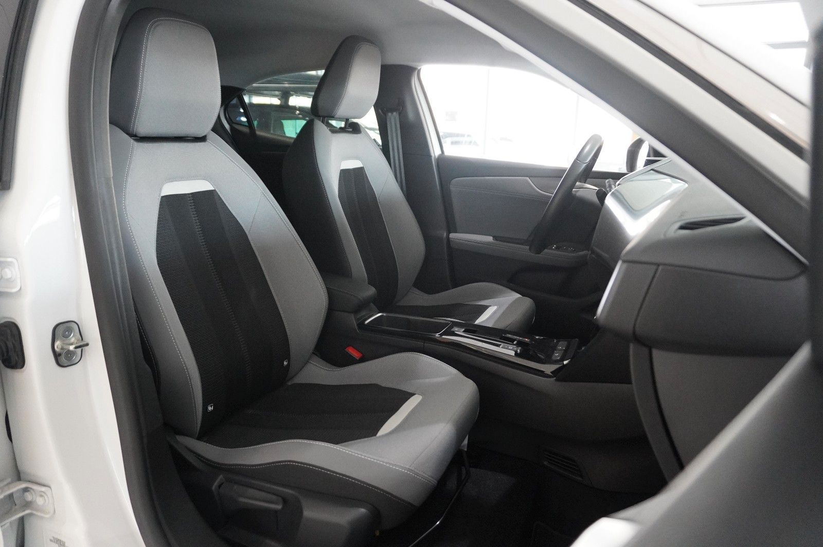 Fahrzeugabbildung Opel Mokka-e ELEGANCE 3-PHASIG NAVI/LED/KAMERA/DAB+