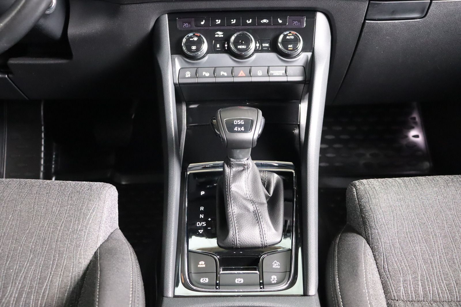 Fahrzeugabbildung SKODA Karoq 4x4 Memory * Navi * DSG * LED * AHK