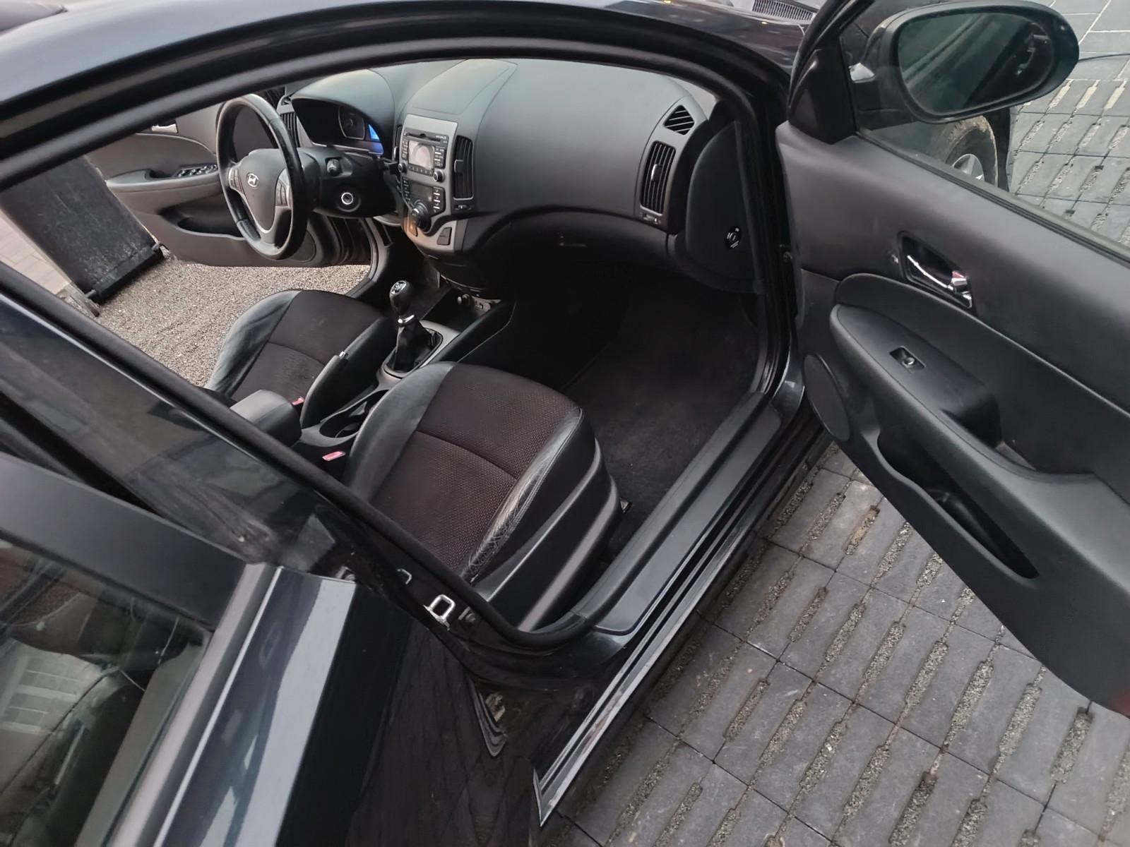 Hyundai i30 2011 — photo 11