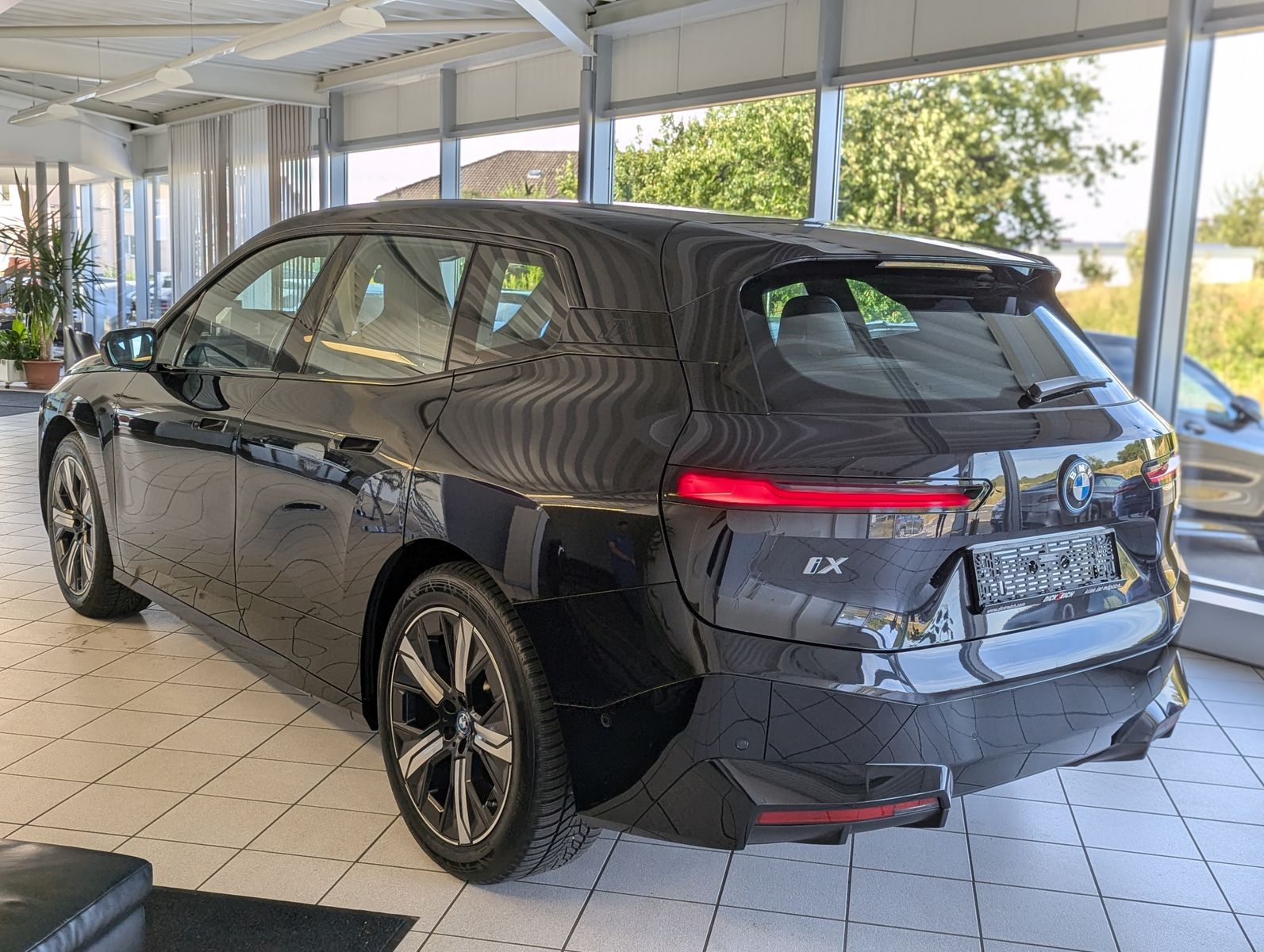 Fahrzeugabbildung BMW iX 40 xD Sport Sky-Pano Assist-Prof. Laser 360°