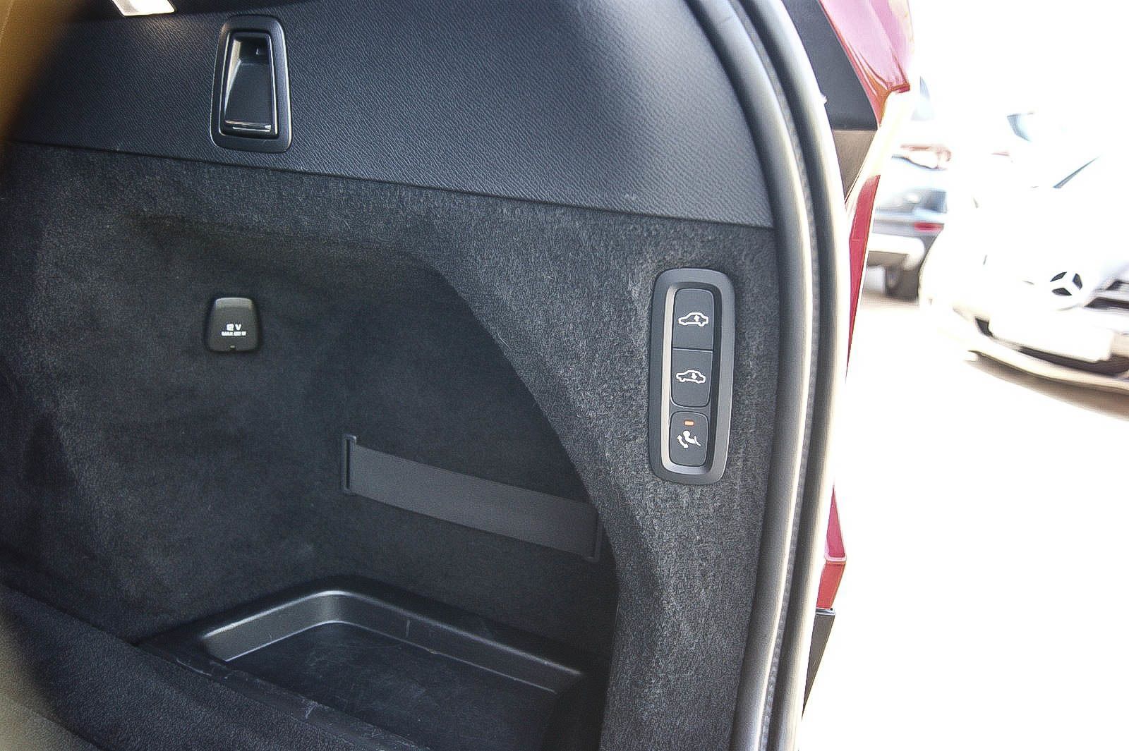 Fahrzeugabbildung Volvo XC90 T8 Hybrid R-DESIGN AWD 22-ZOLL STANDHEIZUNG
