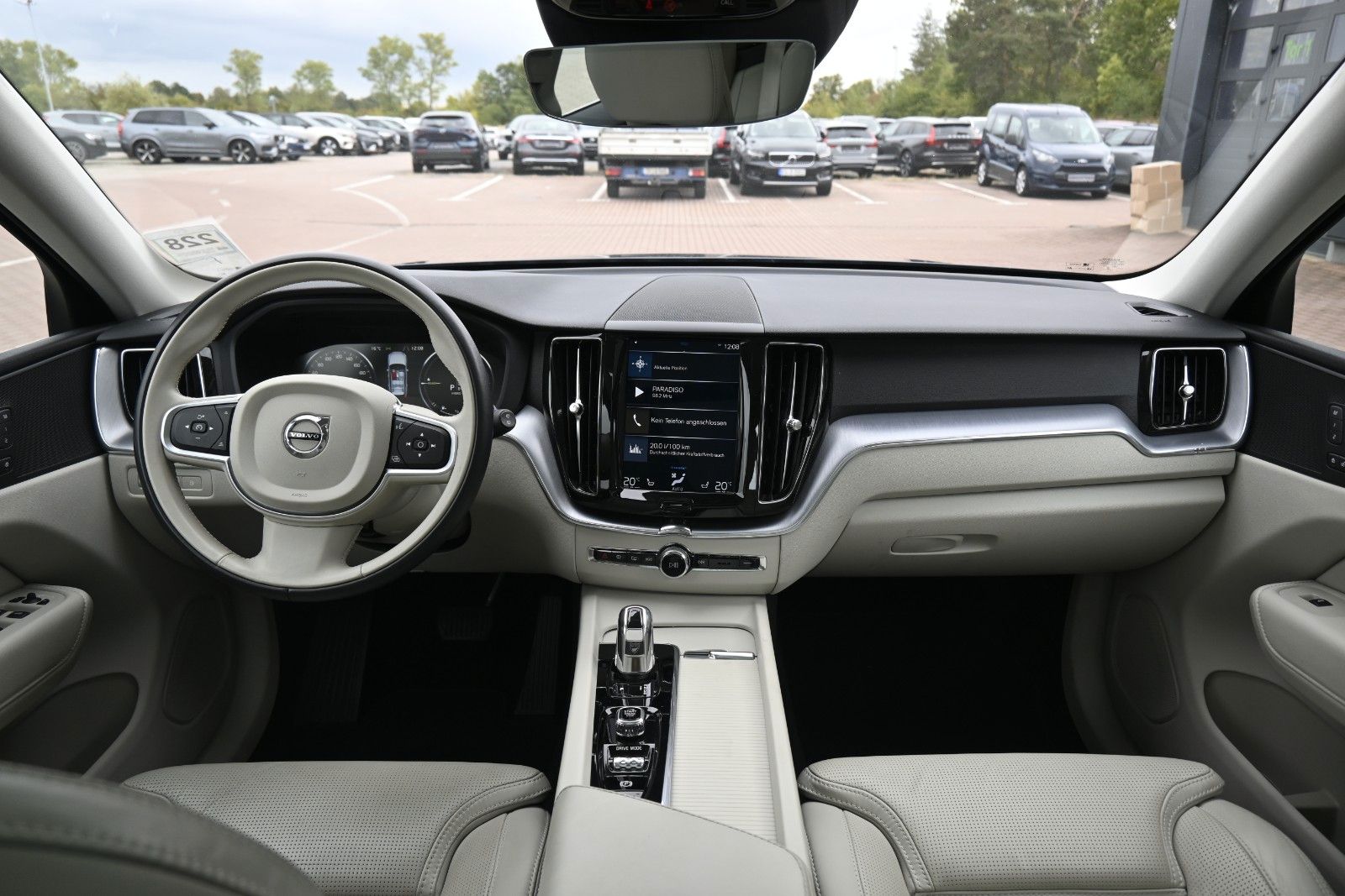 Fahrzeugabbildung Volvo XC60 T8 AWD Momentum Plug-In Hybrid*PANO*BLIS
