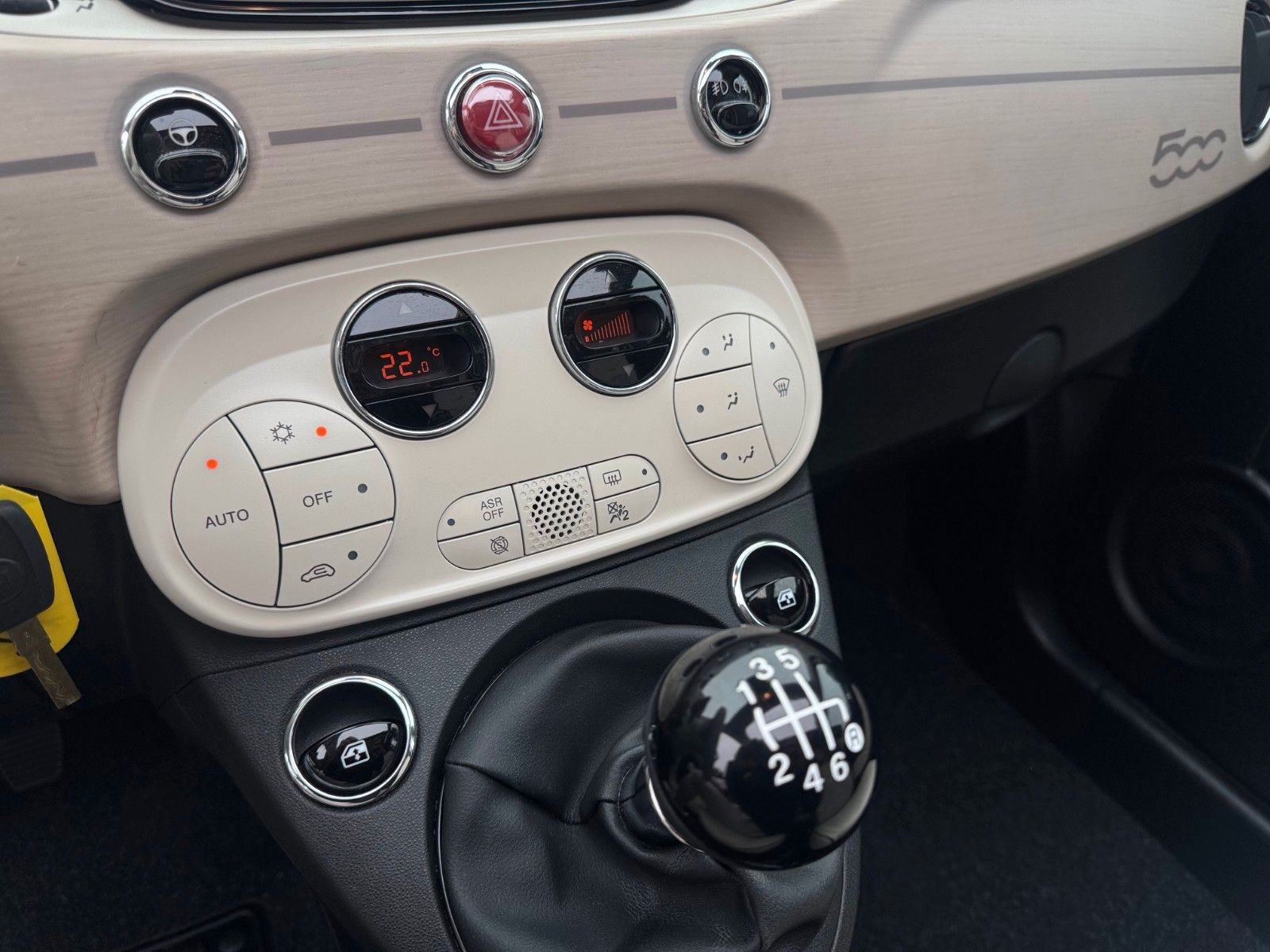 Fahrzeugabbildung Fiat 500C DOLCEVITA 51kW (70PS) KLIMAAUT. CARPLAY