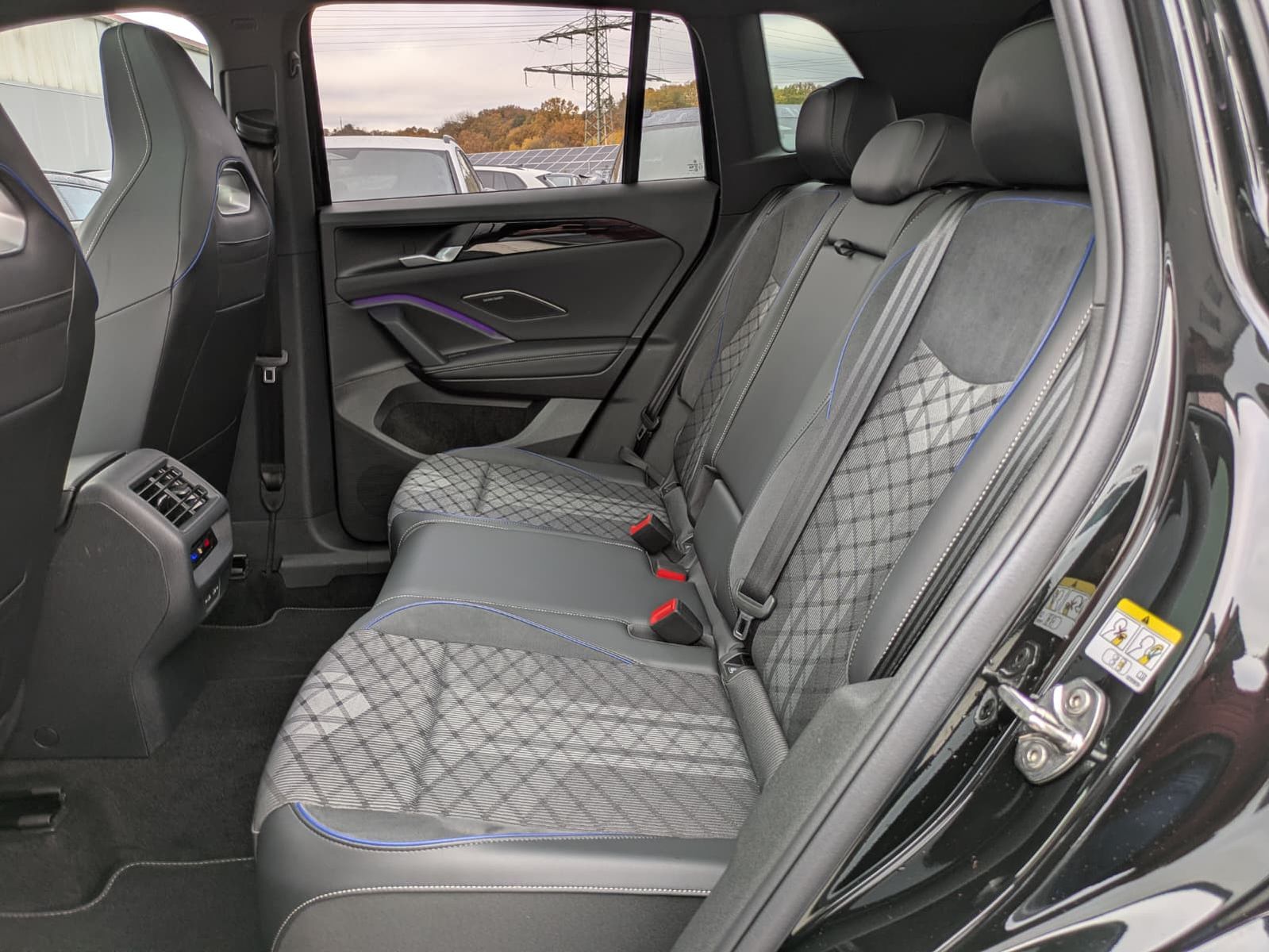 Fahrzeugabbildung Volkswagen Tiguan 2.0 TDI 4M R-Line PANO*H&K*AHK*MATRIX*20"