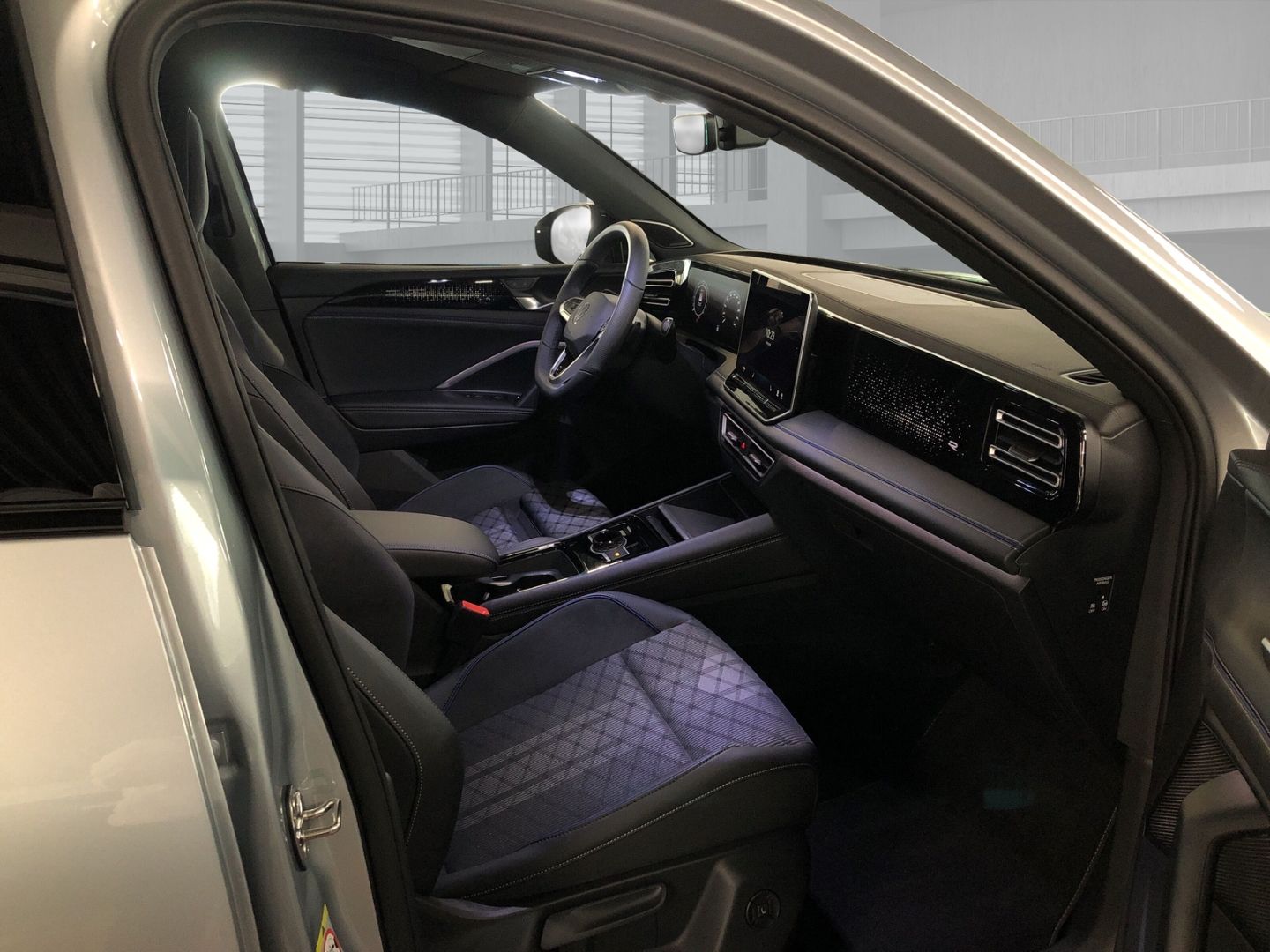 Fahrzeugabbildung Volkswagen Tiguan R-Line 2.0 TDI DSG Sportpaket AHK-klappba