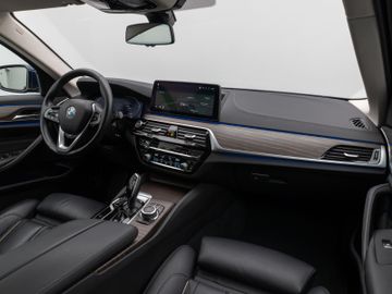 Fahrzeugabbildung BMW 520d xD Luxury Line Kamera HUD DAB HiFi DisplKey