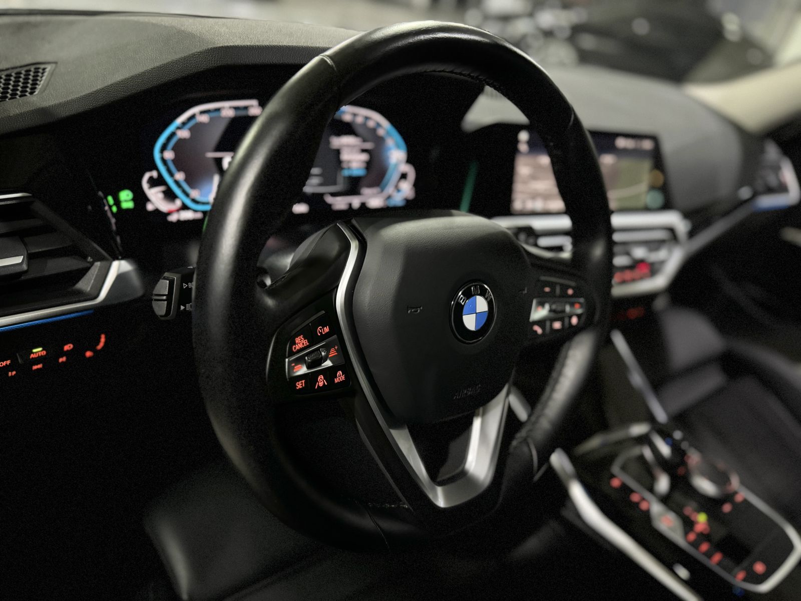 Fahrzeugabbildung BMW 330e Sport Line Panorama Laser Kamera HUD HiFi