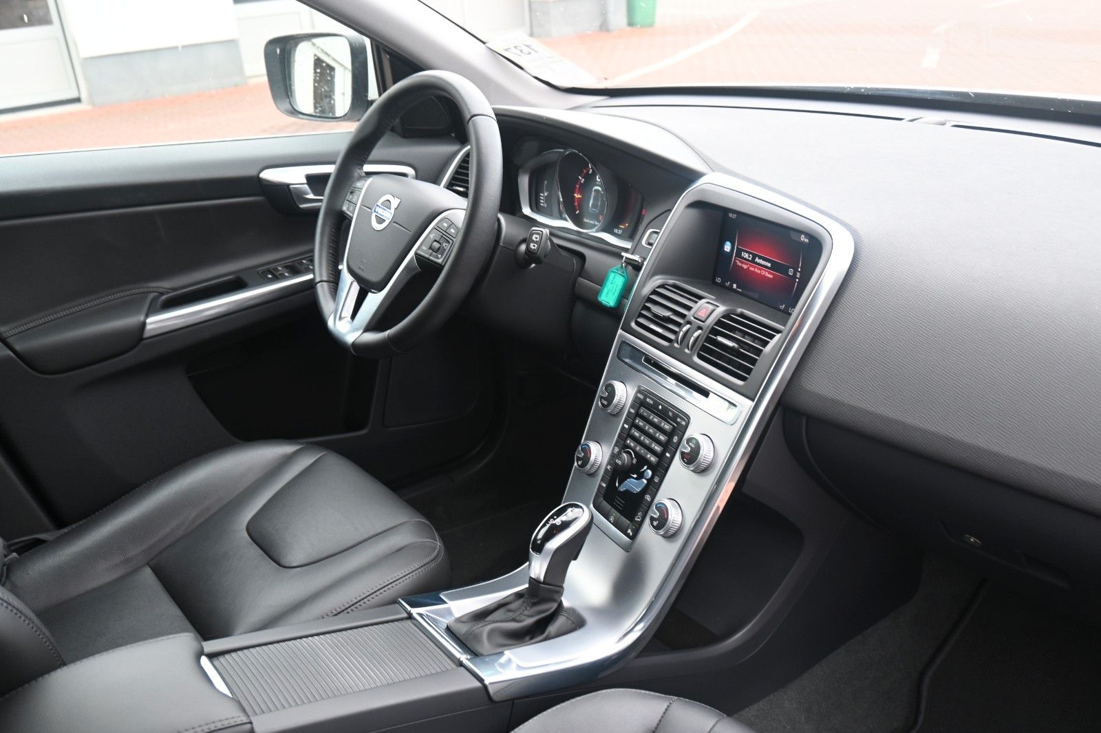 Fahrzeugabbildung Volvo XC60 T5 AWD Autom. Summum *FSHZG*RFK*XEN*LEDER*