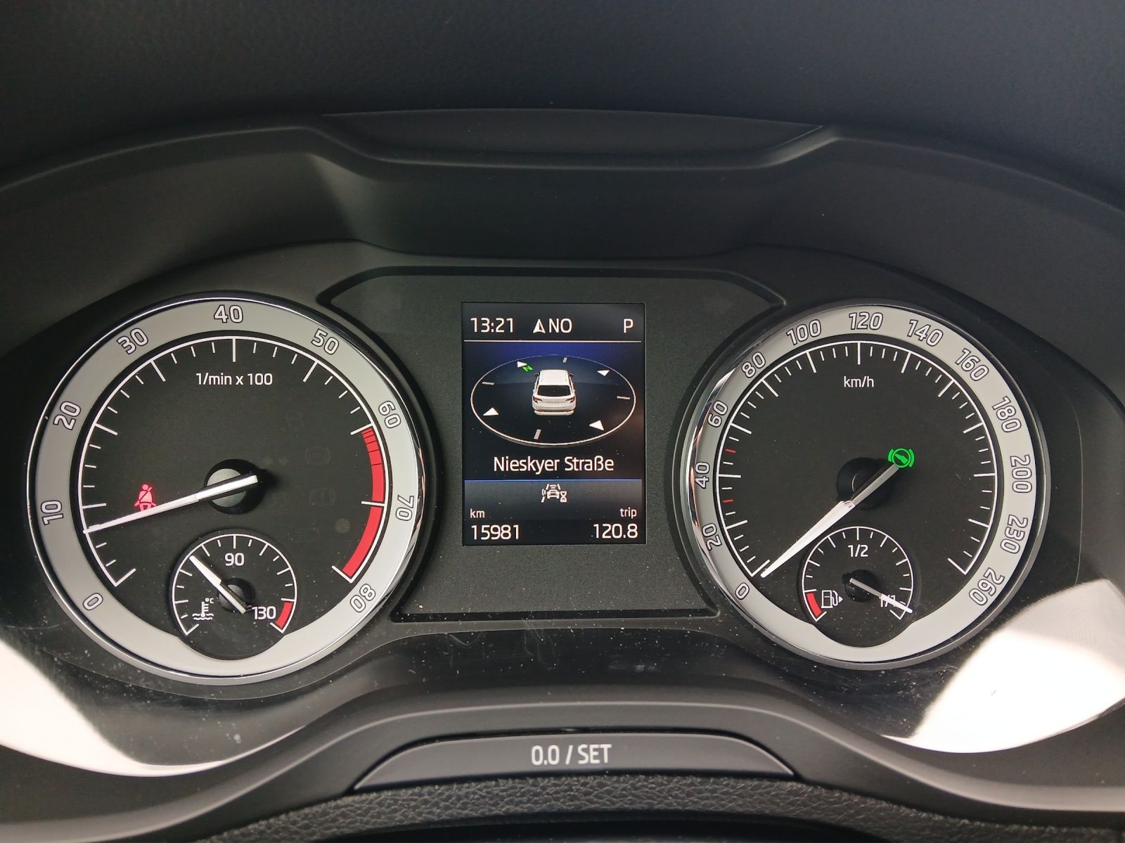 Fahrzeugabbildung SKODA Karoq TSI Sportline DSG LED AHK Navi ACC PDC SH