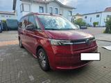 Volkswagen T7 California - rote Volkswagen T7 California