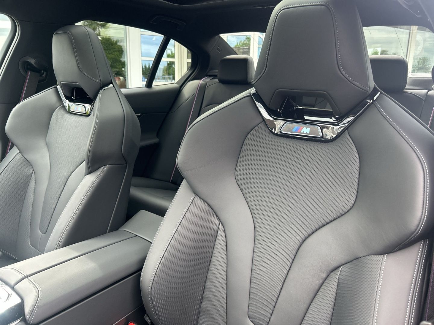 Fahrzeugabbildung BMW 550 e xDrive M Sport Park-Assistent Sportpaket H