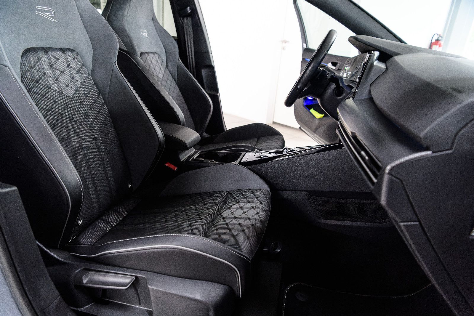Fahrzeugabbildung Volkswagen Golf VIII R-Line 1.5 eTSI LED+KAMERA+APP+SHZ