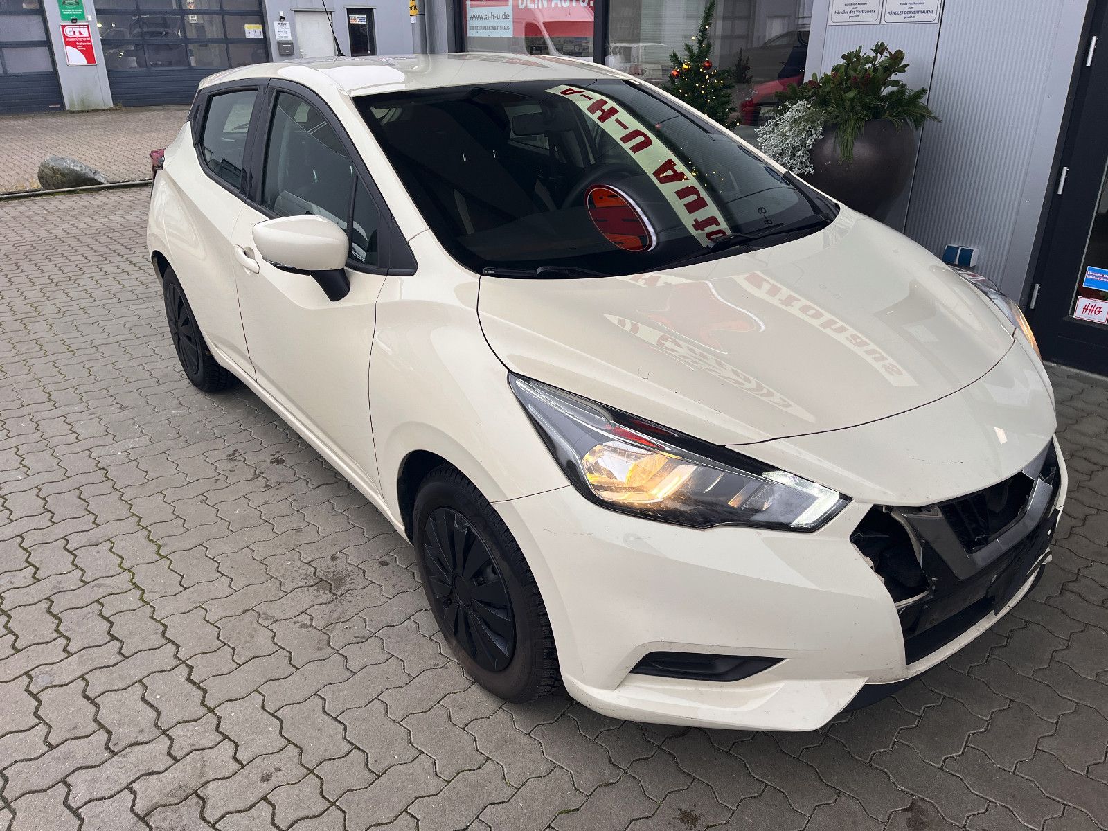 Fahrzeugabbildung Nissan Micra Acenta / leichter Frontschaden