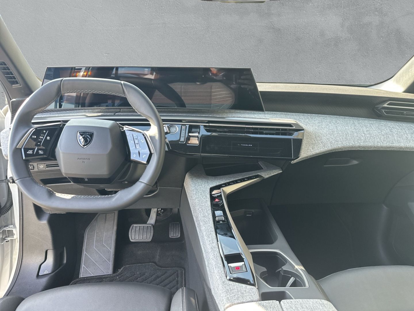 Fahrzeugabbildung Peugeot 5008 Hybrid 136 Allure Digitales Cockpit LED App