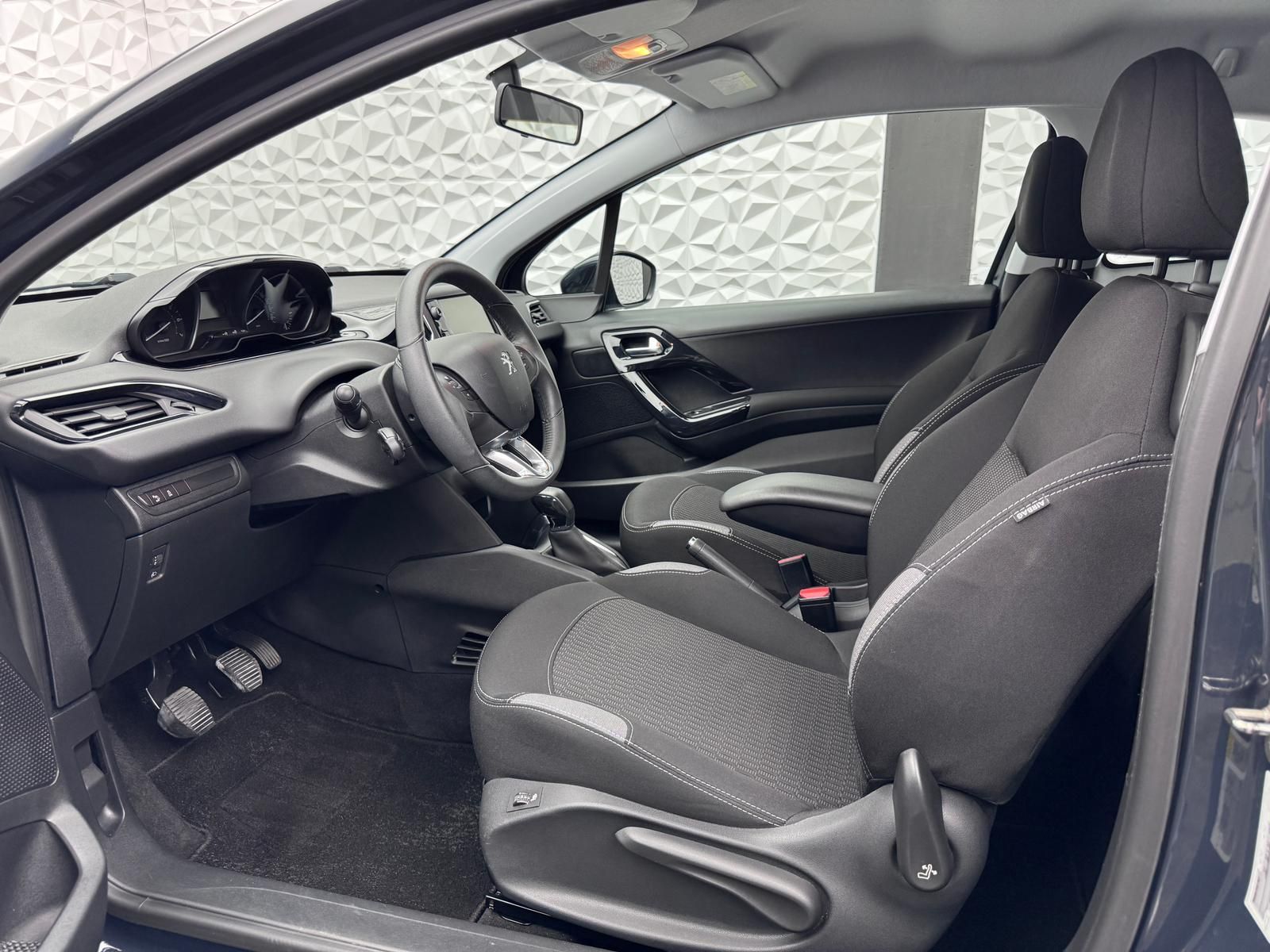 Fahrzeugabbildung Peugeot 1.2 e-VTi/PDC/TEMPOM/LED/HiFi/SITZHEIZ/ALLWETTER