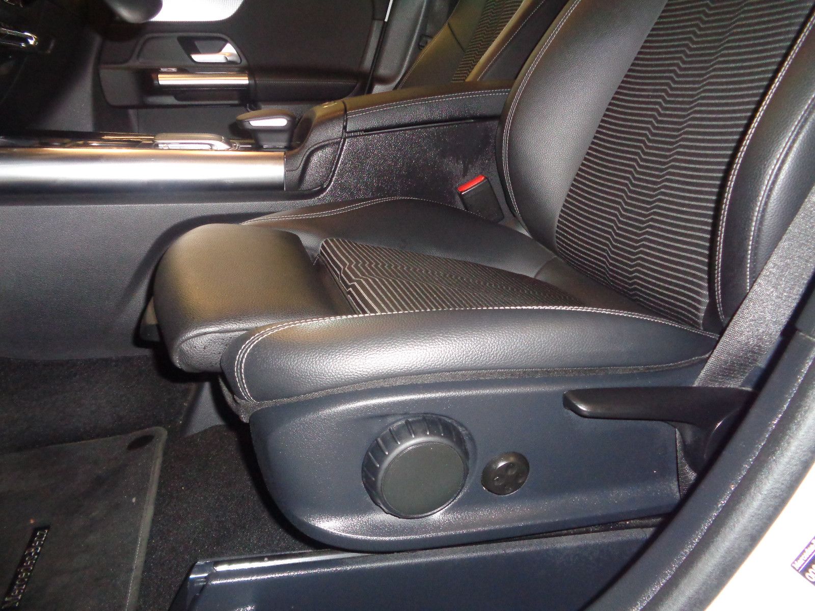 Fahrzeugabbildung Mercedes-Benz B 180/Navi/Klima/AHK/Digitales Cockpit/MultiBeam