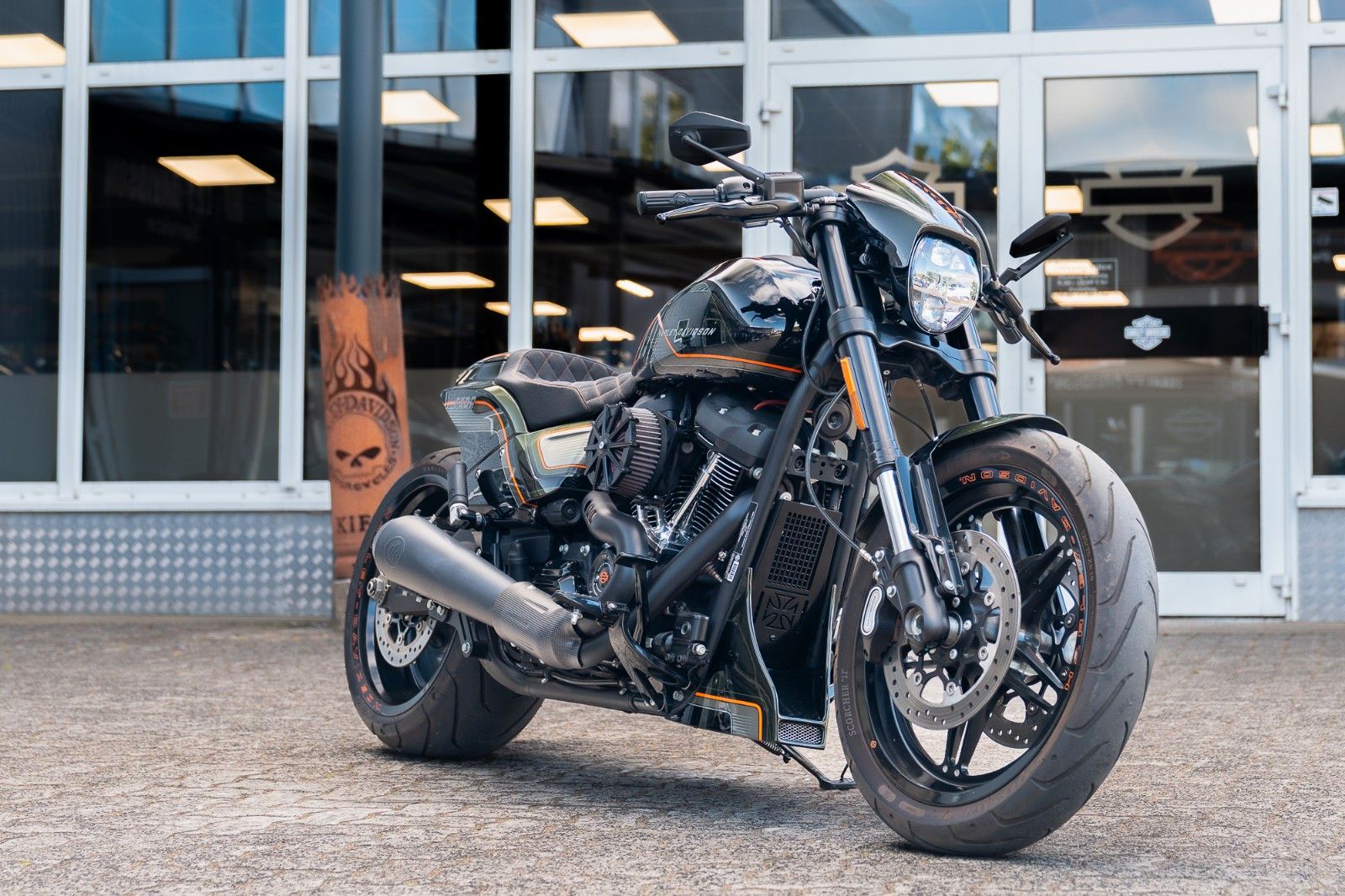 Fahrzeugabbildung Harley-Davidson FXDRS 114 CUI - KESSTECH - SEITLICHER KZH