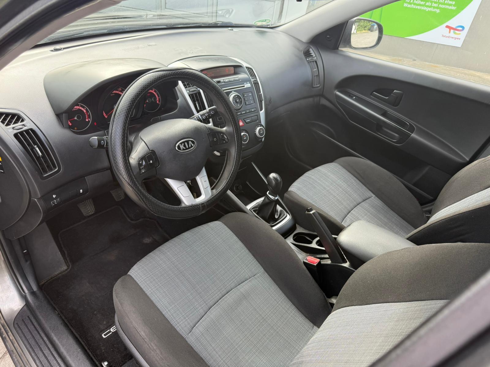 Kia cee'd 2011 — photo 14