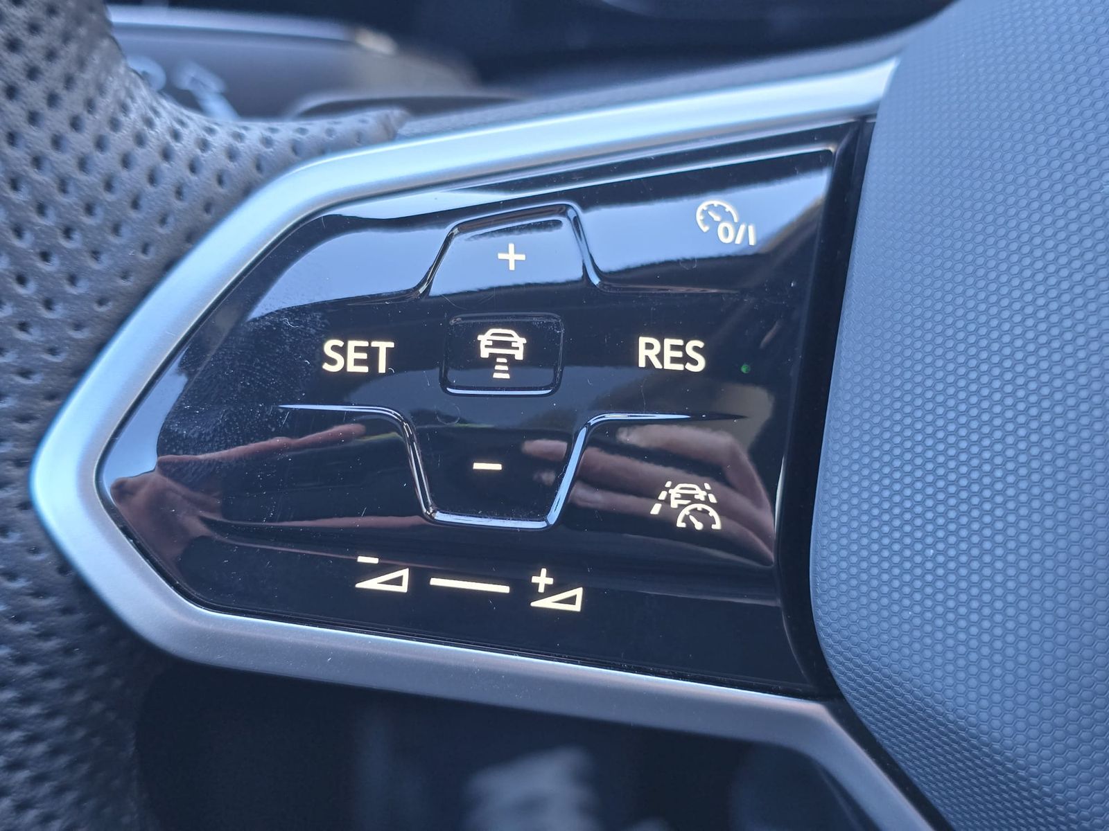 Fahrzeugabbildung Volkswagen Golf 1.5 TSI R-Line PANO*LED*ACC*KAMERA*PremNAVI