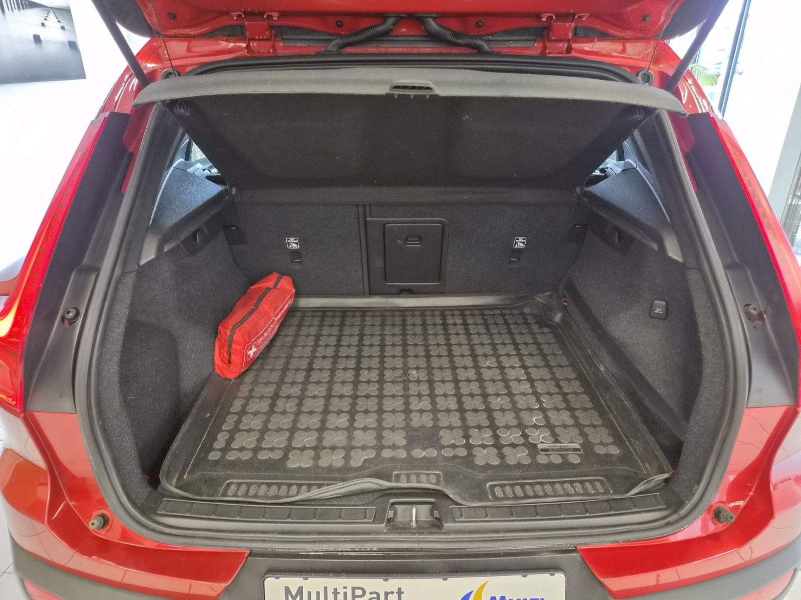 Fahrzeugabbildung Volvo XC 40Momentum AWD / H&K Sound / 1. Hand / S-HEFT