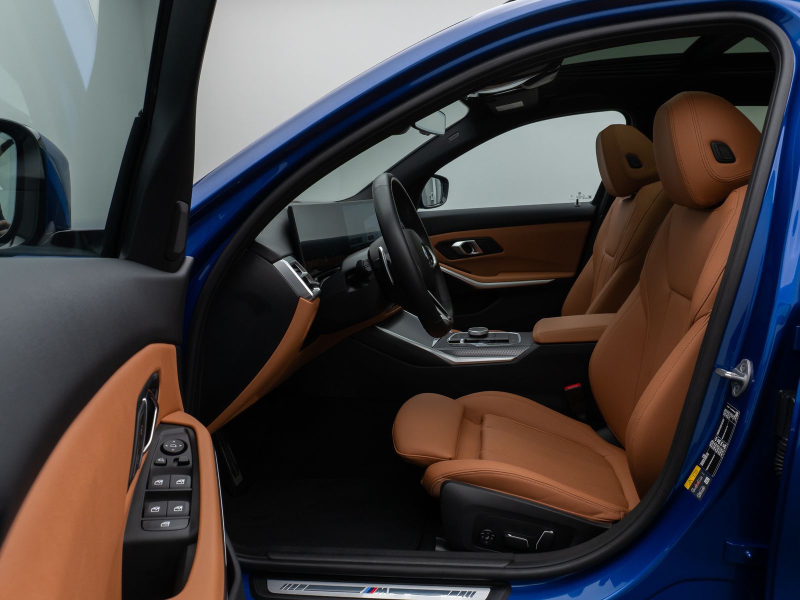 Fahrzeugabbildung BMW 330e M Sport Panorama 360°HUD HiFi AHK Komfort