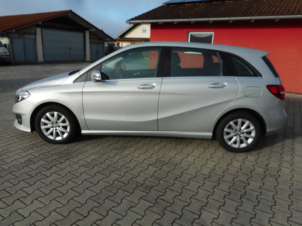 Mercedes-Benz B 180